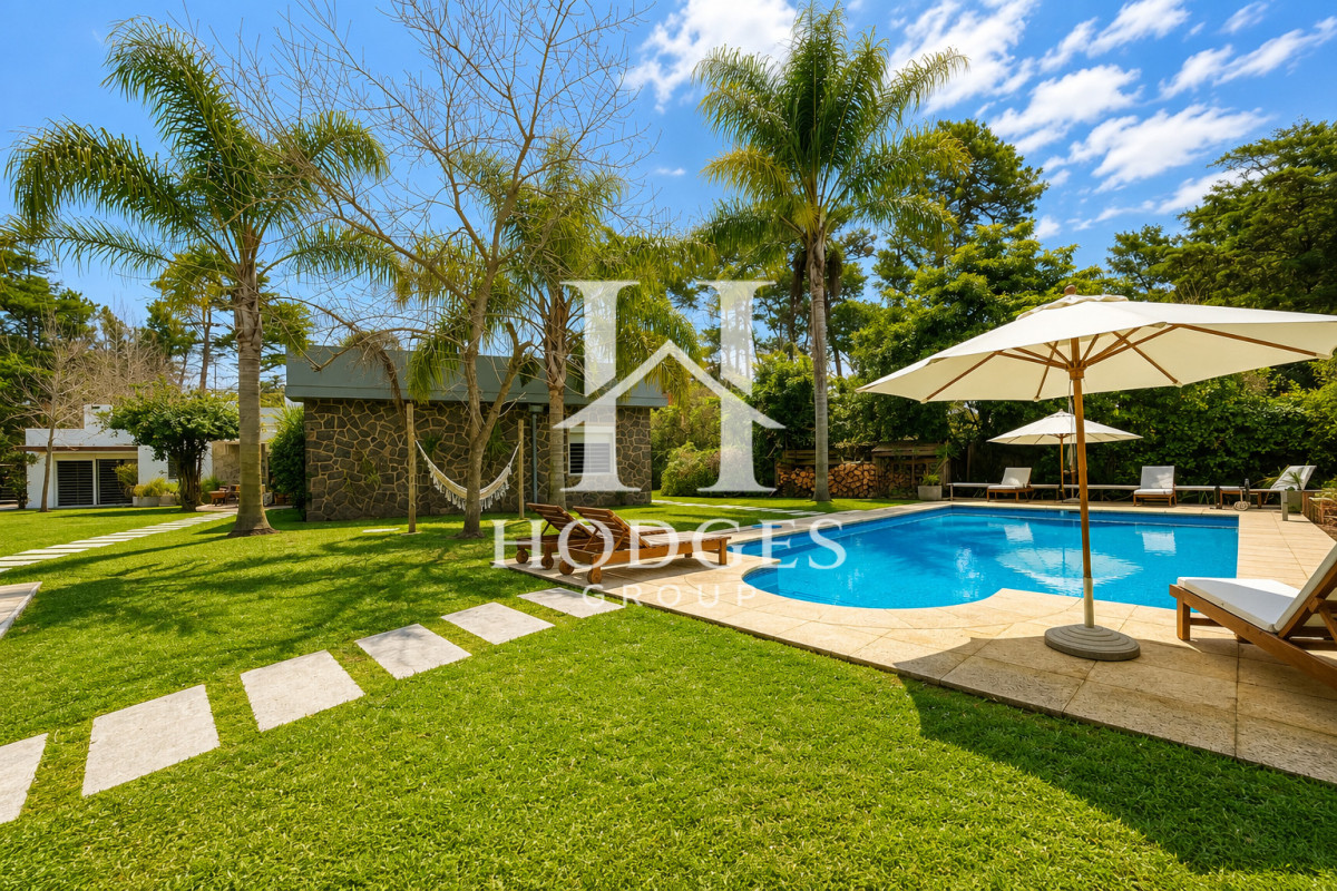 Casa ID.395 - Moderna Casa de 4 Dormitorios, Piscina Climatizada y Parrillero en Playa Mansa, Punta del Este