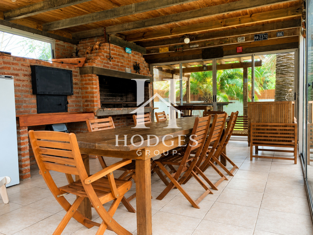 Casa ID.366 - Espectacular Casa de 6 Dormitorios, Piscina y Barbacoa en la Península de Punta del Este