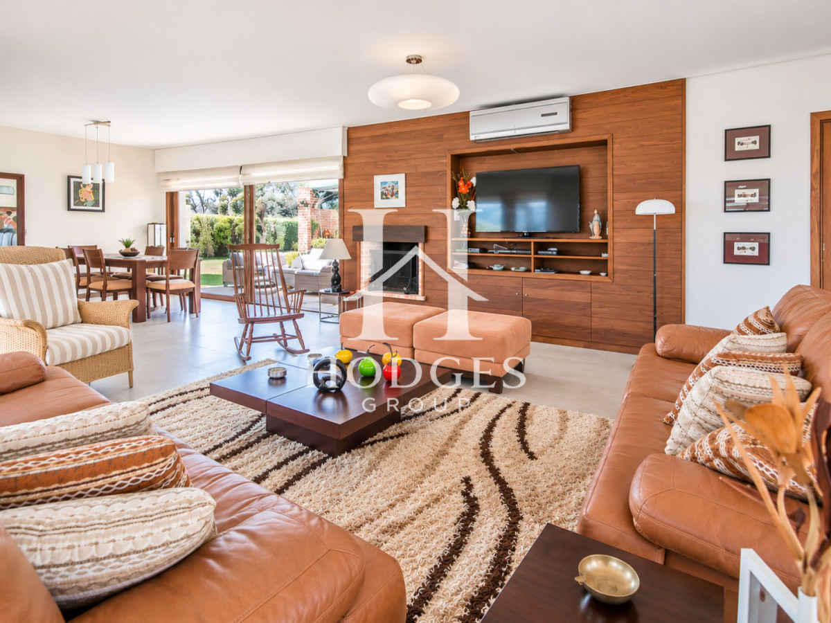 Casa ID.584 - Excelente Casa de 4 Dormitorios, Piscina Climatizada y Barbacoa a una cuadra del Mar, Playa Mansa