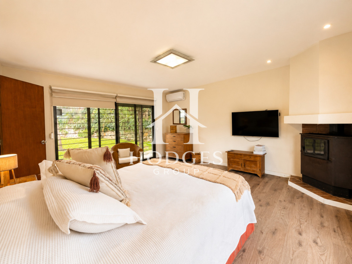 Casa ID.395 - Moderna Casa de 4 Dormitorios, Piscina Climatizada y Parrillero en Playa Mansa, Punta del Este