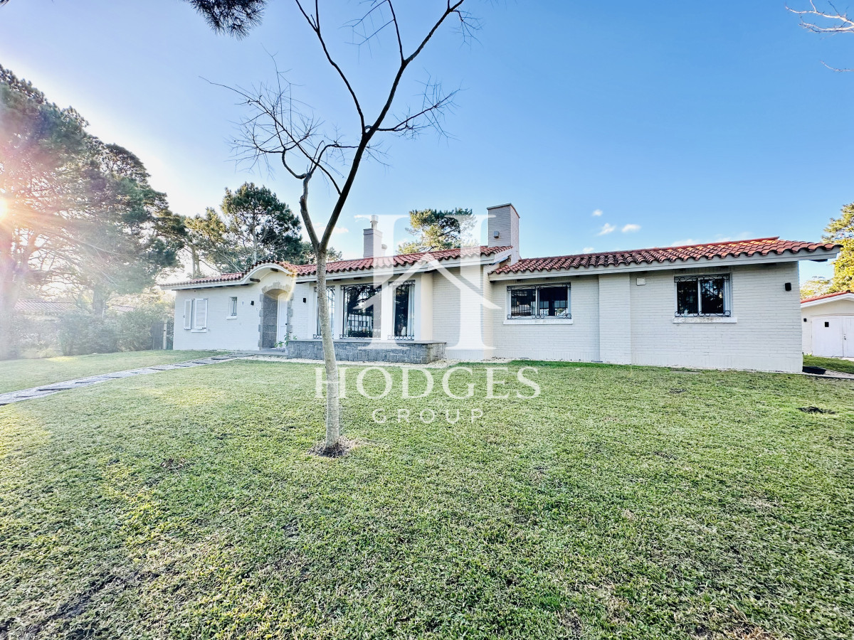 Casa ID.457 - Espectacular Casa Moderna de 5 Dormitorios con Piscina Climatizada y Barbacoa en Alquiler de Temporada, Punta del Este