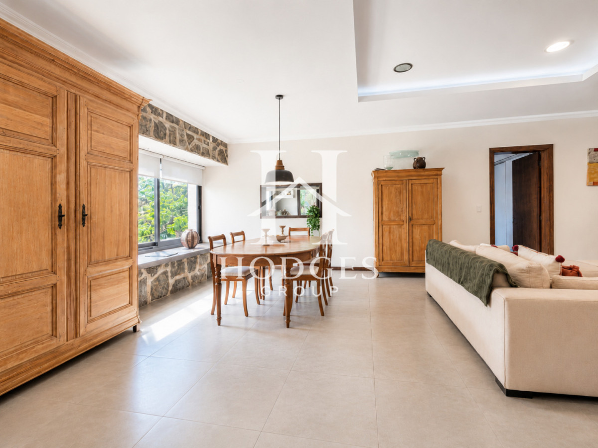 Casa ID.395 - Moderna Casa de 4 Dormitorios, Piscina Climatizada y Parrillero en Playa Mansa, Punta del Este