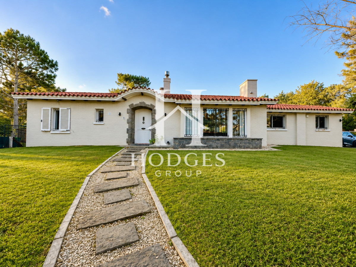 Casa ID.457 - Espectacular Casa Moderna de 5 Dormitorios con Piscina Climatizada y Barbacoa en Alquiler de Temporada, Punta del Este