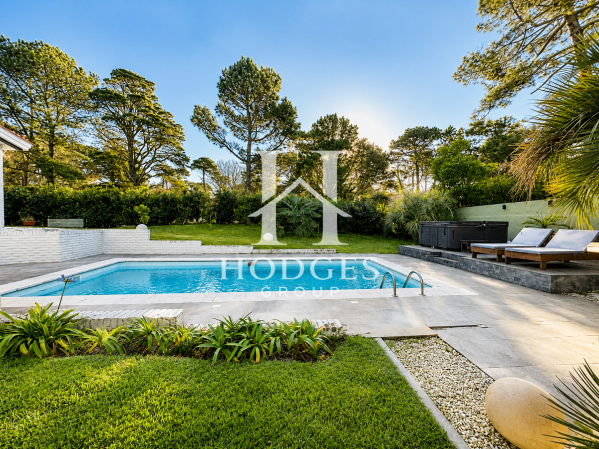Casa ID.457 - Espectacular Casa Moderna de 5 Dormitorios con Piscina Climatizada y Barbacoa en Alquiler de Temporada, Punta del Este