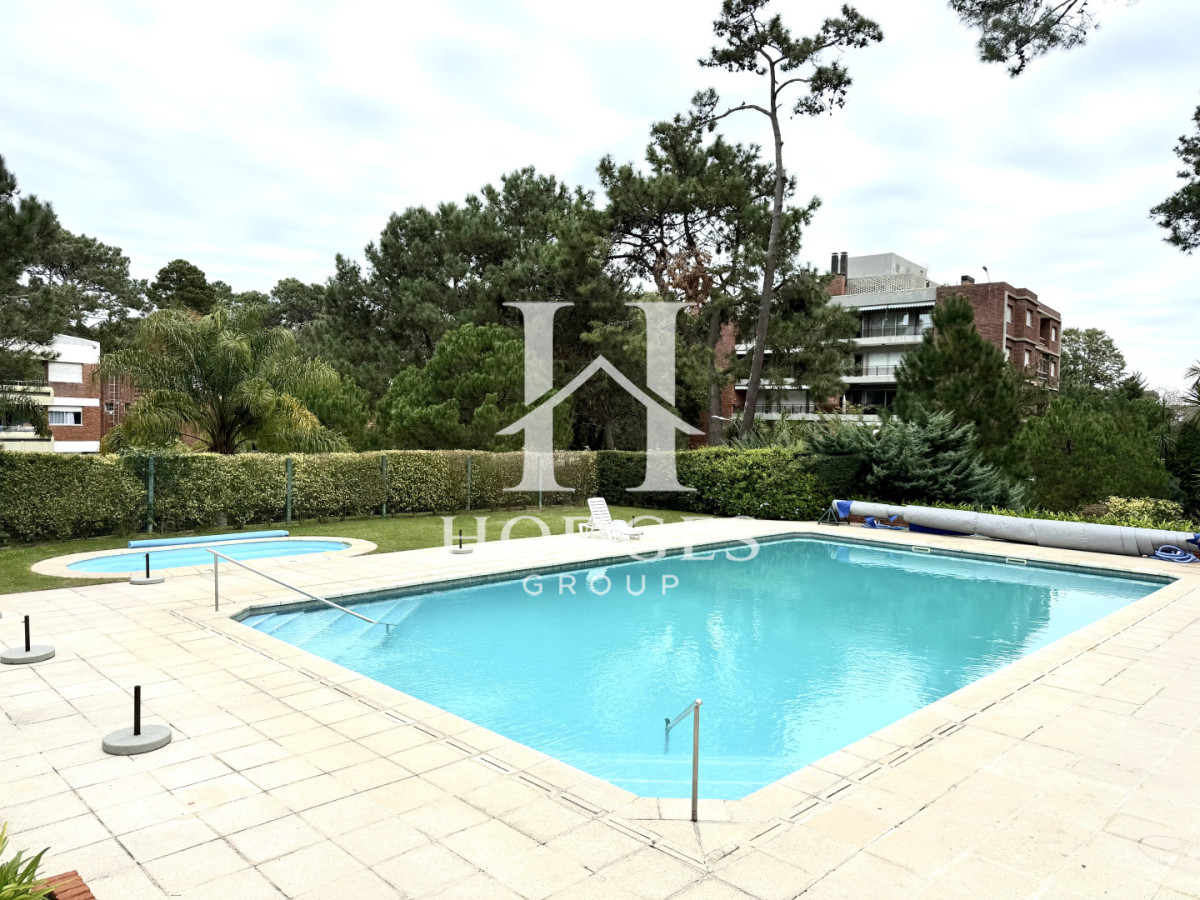 Apartamento ID.266 - Apartamento en venta playa Mansa de 4 dormitorios y amplia terraza con parrillero propio 