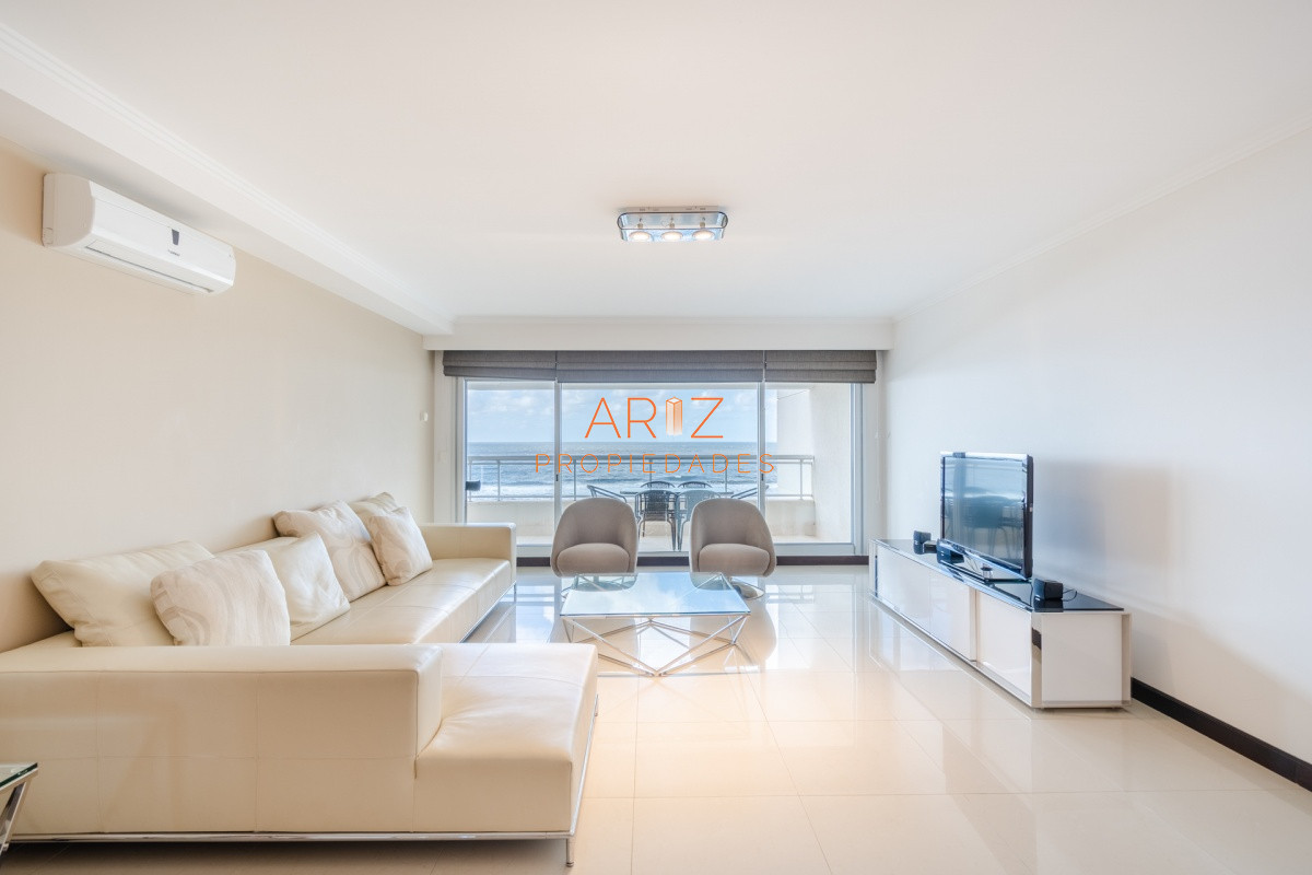 Apartamento ID.1135 - Moderno Apartamento de 3 Dormitorio y Dependencia Frente al Mar, Playa Brava