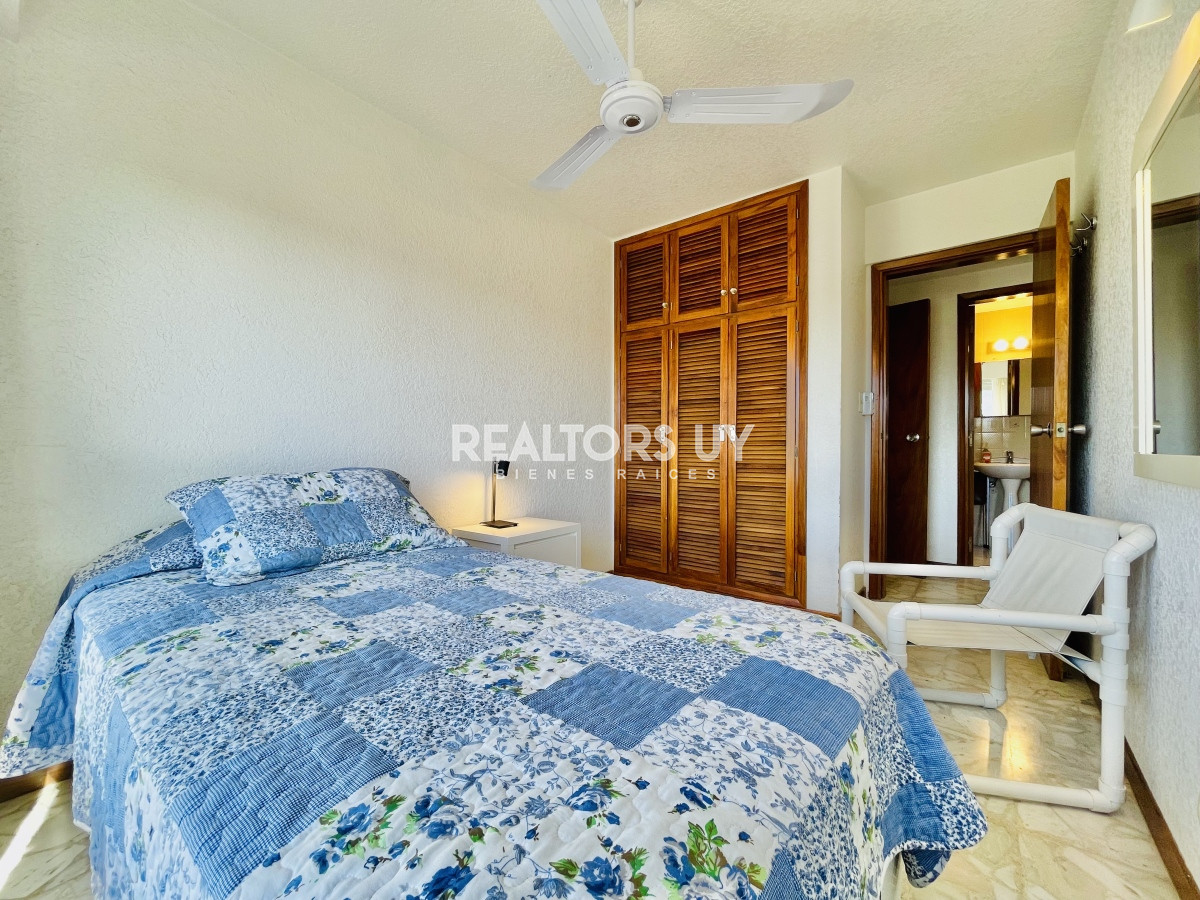 Apartamento ID.230 - Apartamento de 3 Dormitorios en Playa Mansa con Vista al Mar