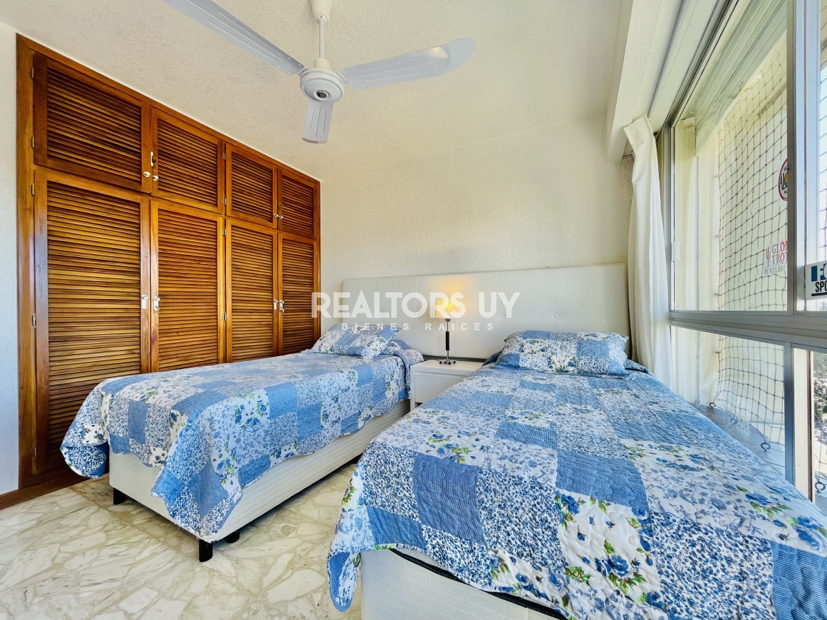Apartamento ID.230 - Apartamento de 3 Dormitorios en Playa Mansa con Vista al Mar