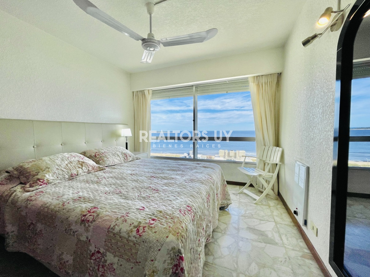Apartamento ID.230 - Apartamento de 3 Dormitorios en Playa Mansa con Vista al Mar