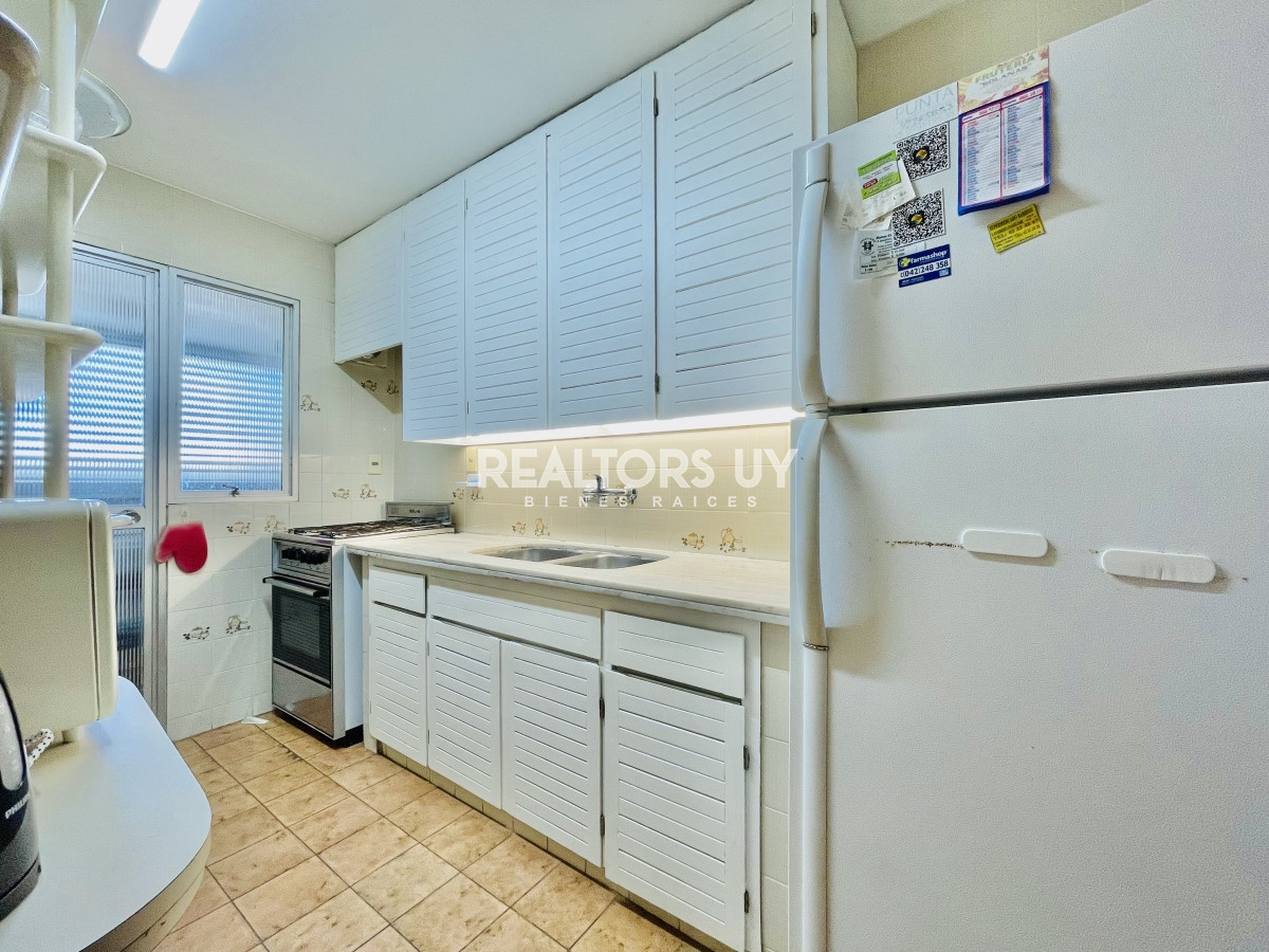 Apartamento ID.230 - Apartamento de 3 Dormitorios en Playa Mansa con Vista al Mar