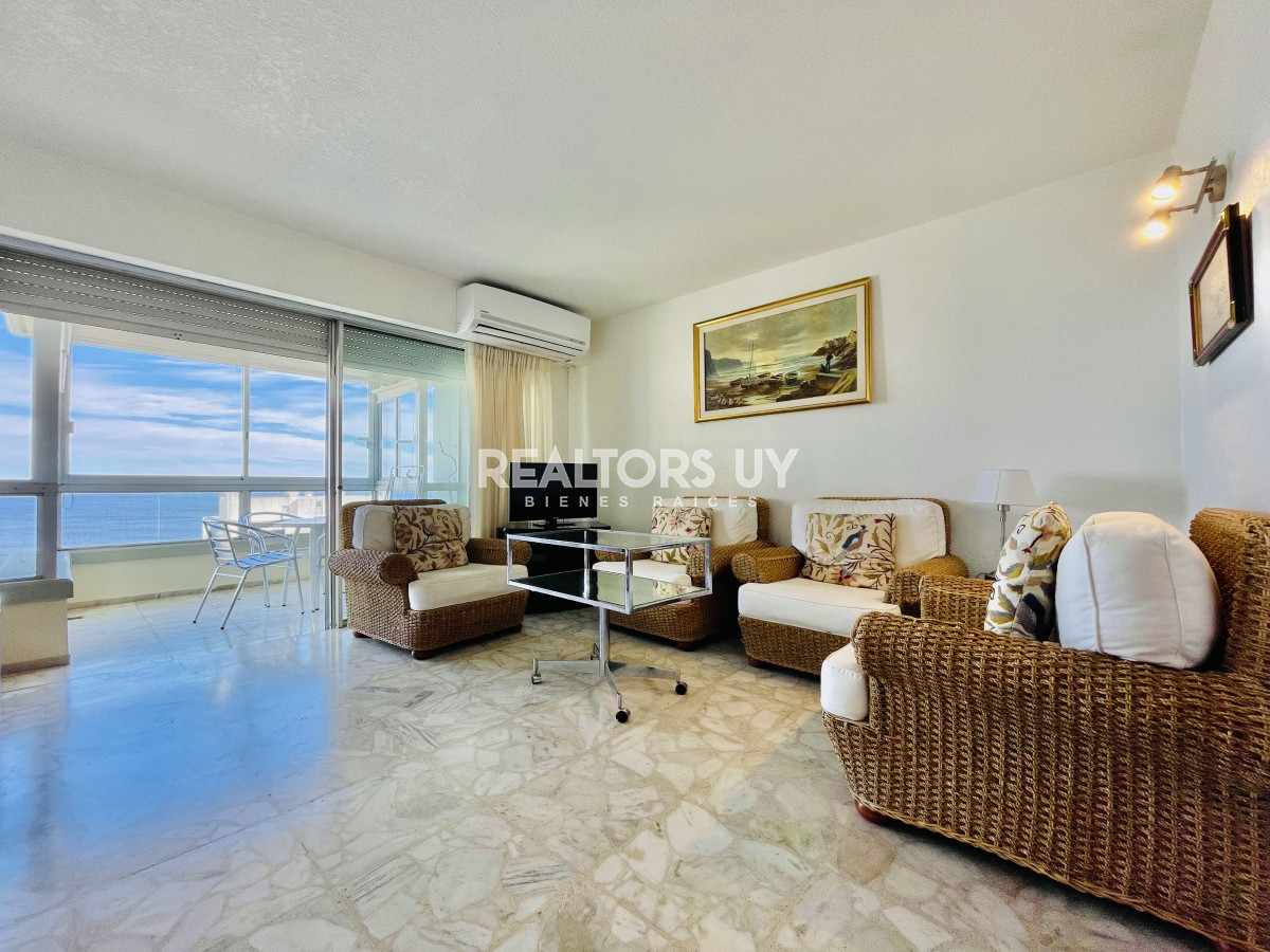Apartamento ID.230 - Apartamento de 3 Dormitorios en Playa Mansa con Vista al Mar