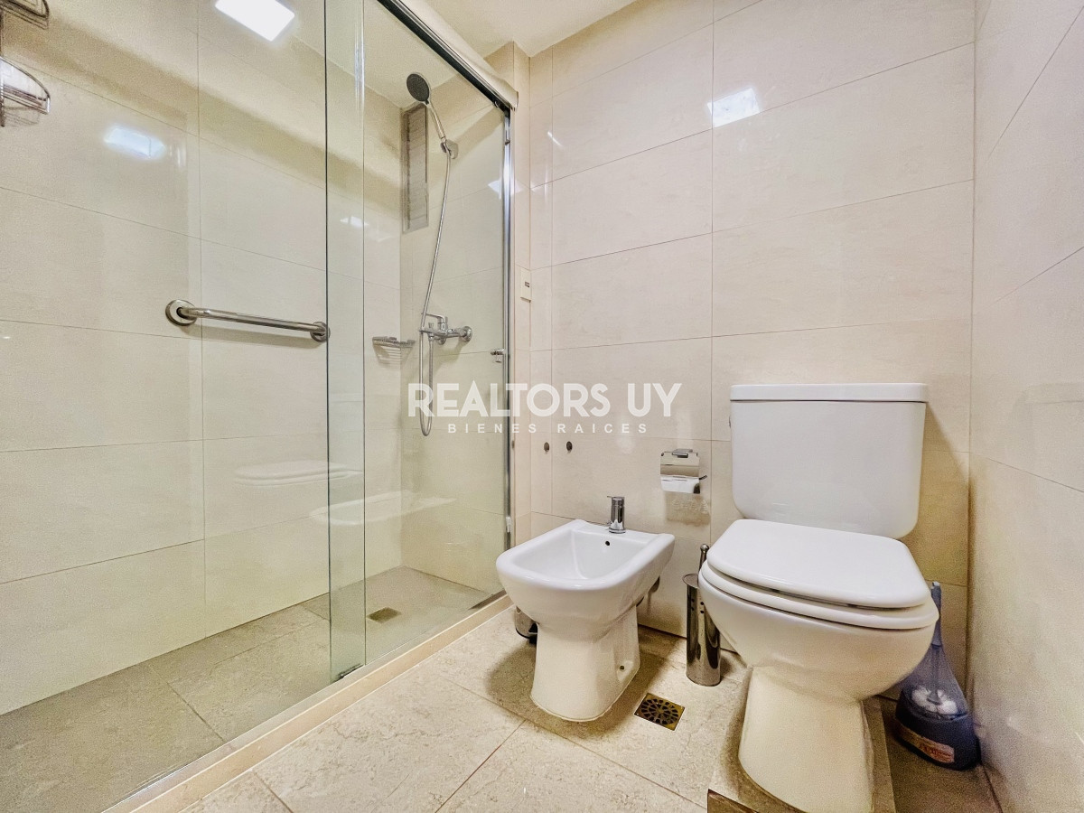 Apartamento ID.230 - Apartamento de 3 Dormitorios en Playa Mansa con Vista al Mar