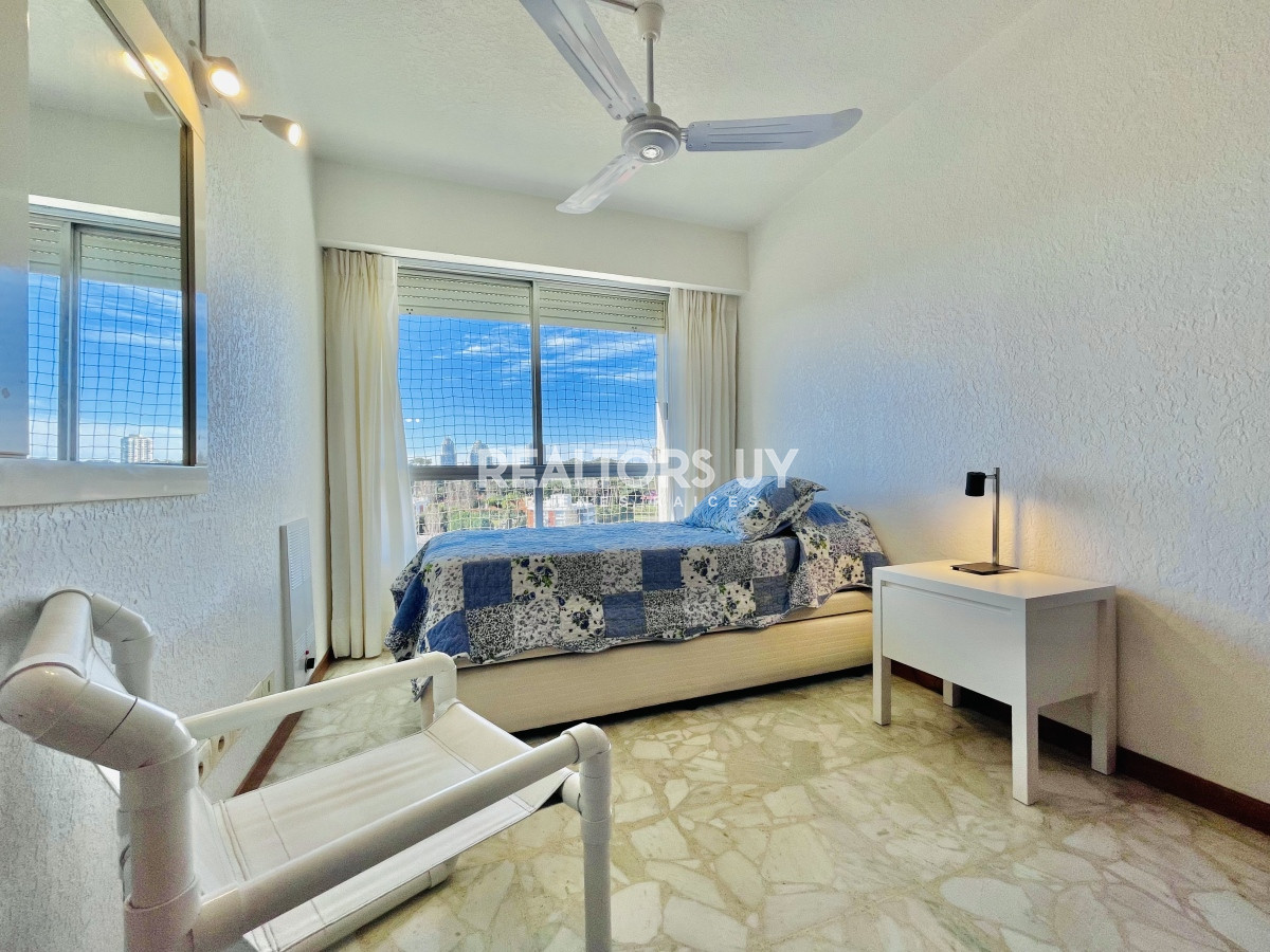 Apartamento ID.230 - Apartamento de 3 Dormitorios en Playa Mansa con Vista al Mar