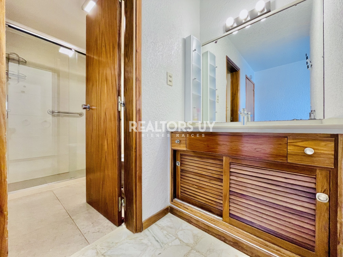 Apartamento ID.230 - Apartamento de 3 Dormitorios en Playa Mansa con Vista al Mar