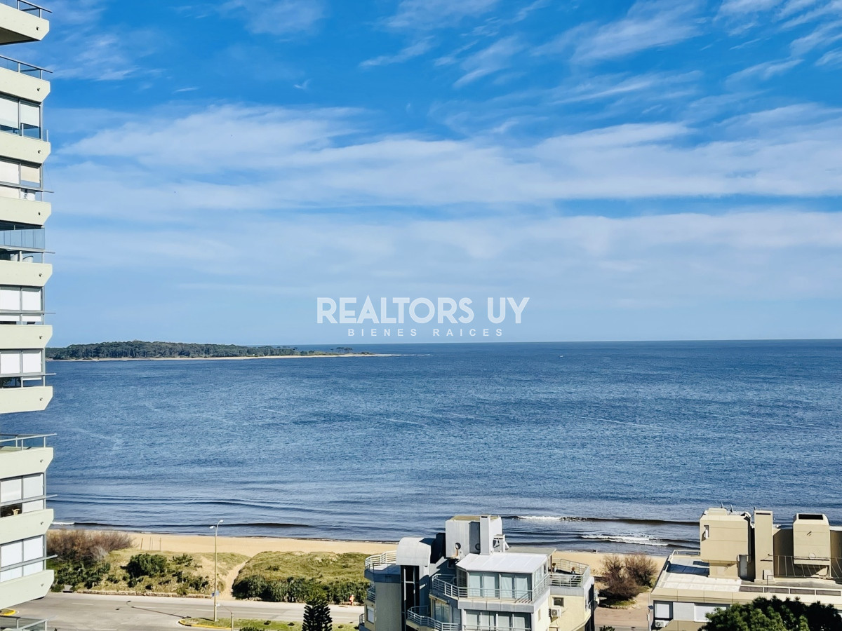 Apartamento ID.230 - Apartamento de 3 Dormitorios en Playa Mansa con Vista al Mar