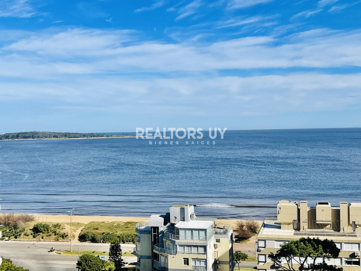 Apartamento ID.230 - Apartamento de 3 Dormitorios en Playa Mansa con Vista al Mar