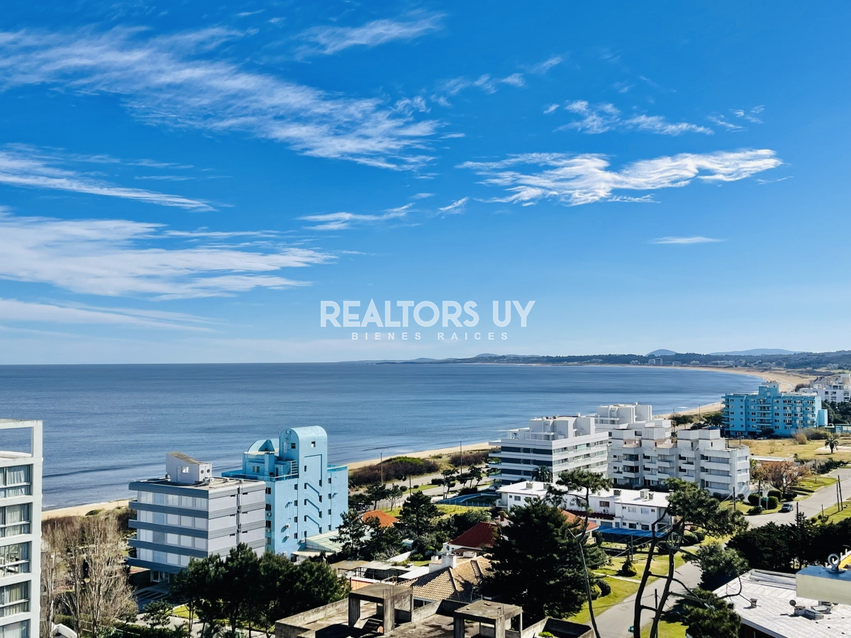Apartamento ID.230 - Apartamento de 3 Dormitorios en Playa Mansa con Vista al Mar