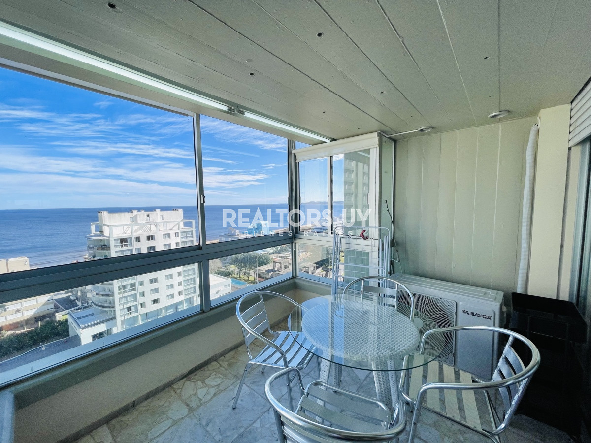 Apartamento ID.230 - Apartamento de 3 Dormitorios en Playa Mansa con Vista al Mar