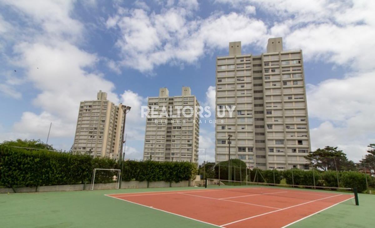 Apartamento ID.230 - Apartamento de 3 Dormitorios en Playa Mansa con Vista al Mar