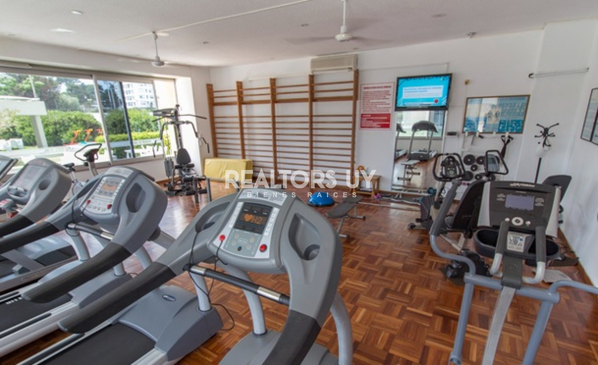 Apartamento ID.230 - Apartamento de 3 Dormitorios en Playa Mansa con Vista al Mar