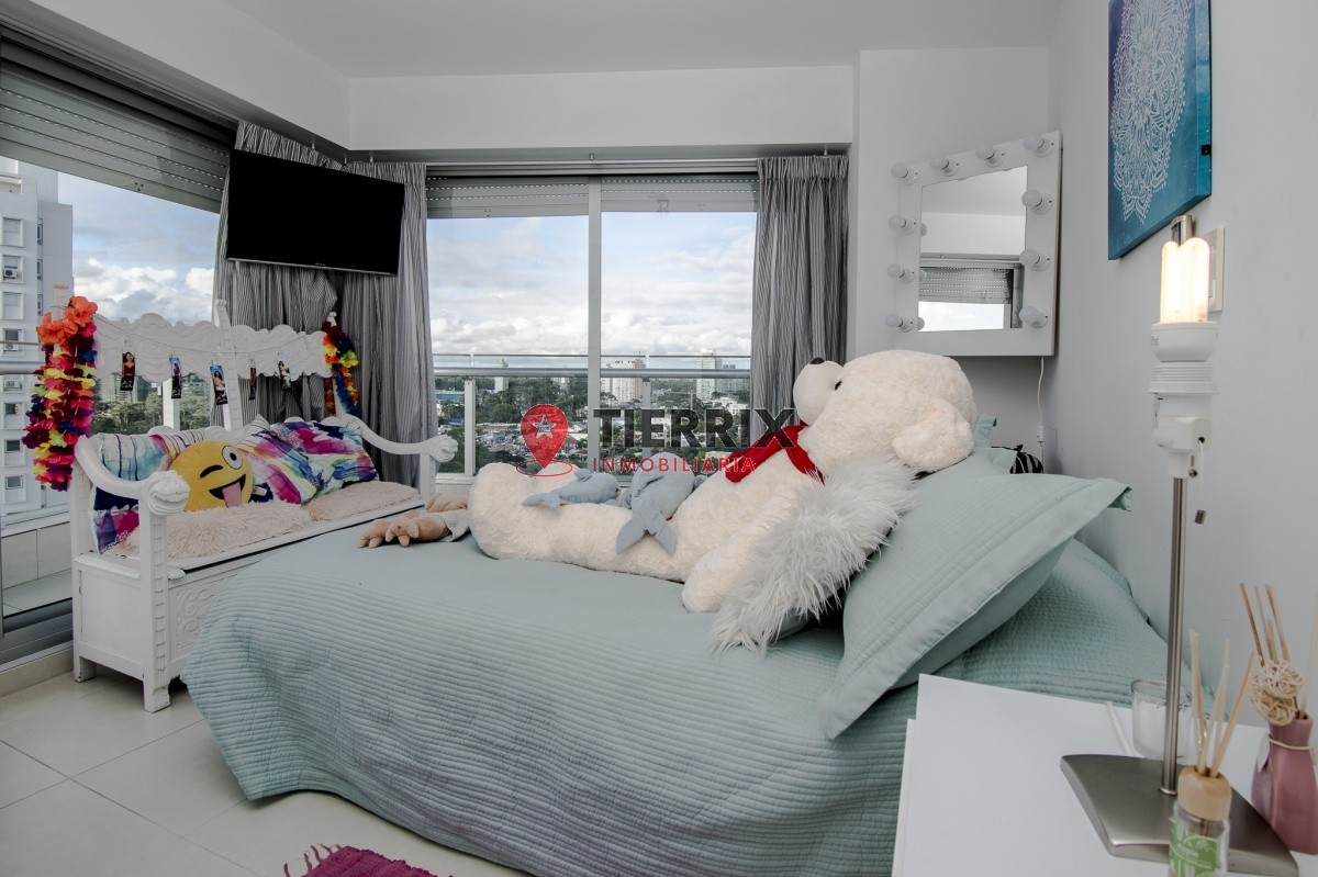 Apartamento ID.136 - SEASONS TOWER Venta de apartamento de tres dormitorios más dependencia en playa Mansa, Punta del Este