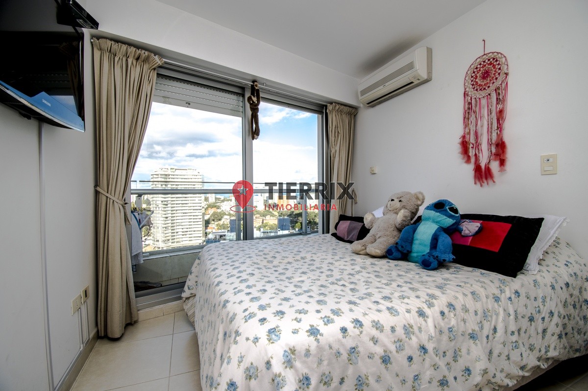 Apartamento ID.136 - SEASONS TOWER Venta de apartamento de tres dormitorios más dependencia en playa Mansa, Punta del Este