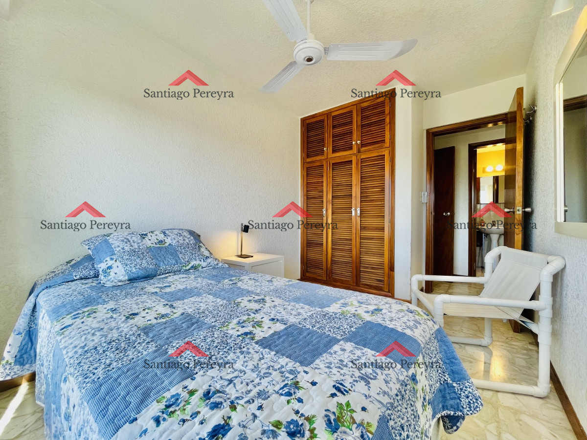Apartamento ID.16374 - Apartamento de 3 Dormitorios en Playa Mansa con Vista al Mar en Venta!