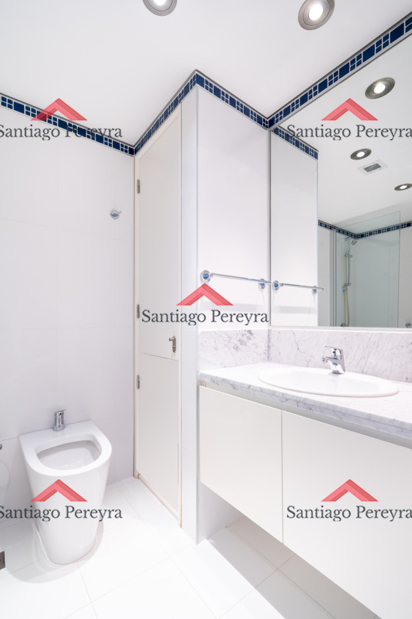 Apartamento ID.13095 - Moderno Apartamento sobre playa Brava en torre Le Parc, cuenta con dos dormitorios más dependencia de servicio. Punta del Este