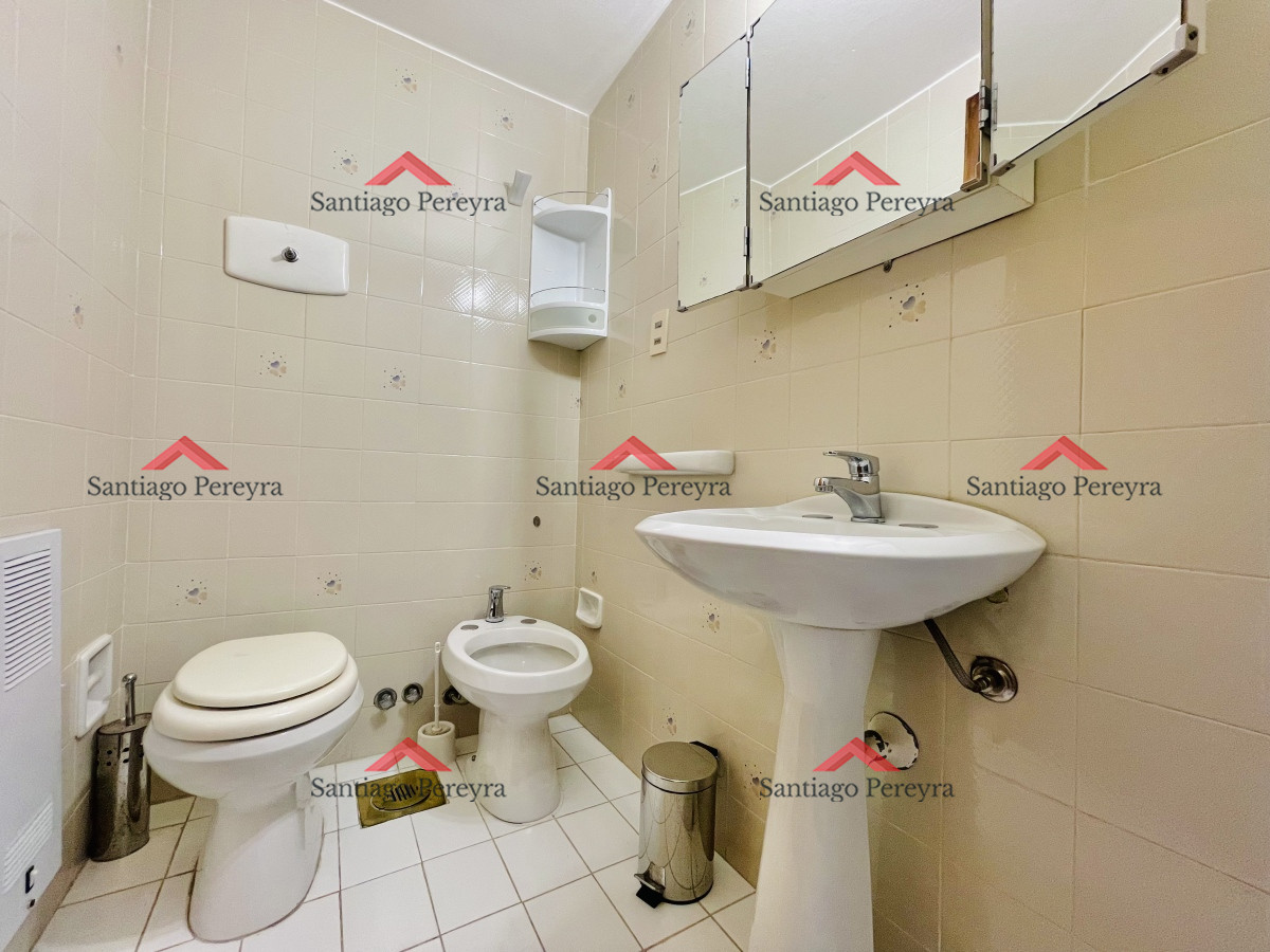 Apartamento ID.16374 - Apartamento de 3 Dormitorios en Playa Mansa con Vista al Mar en Venta!