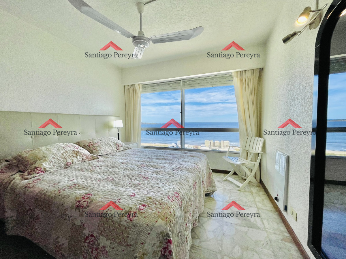 Apartamento ID.16374 - Apartamento de 3 Dormitorios en Playa Mansa con Vista al Mar en Venta!