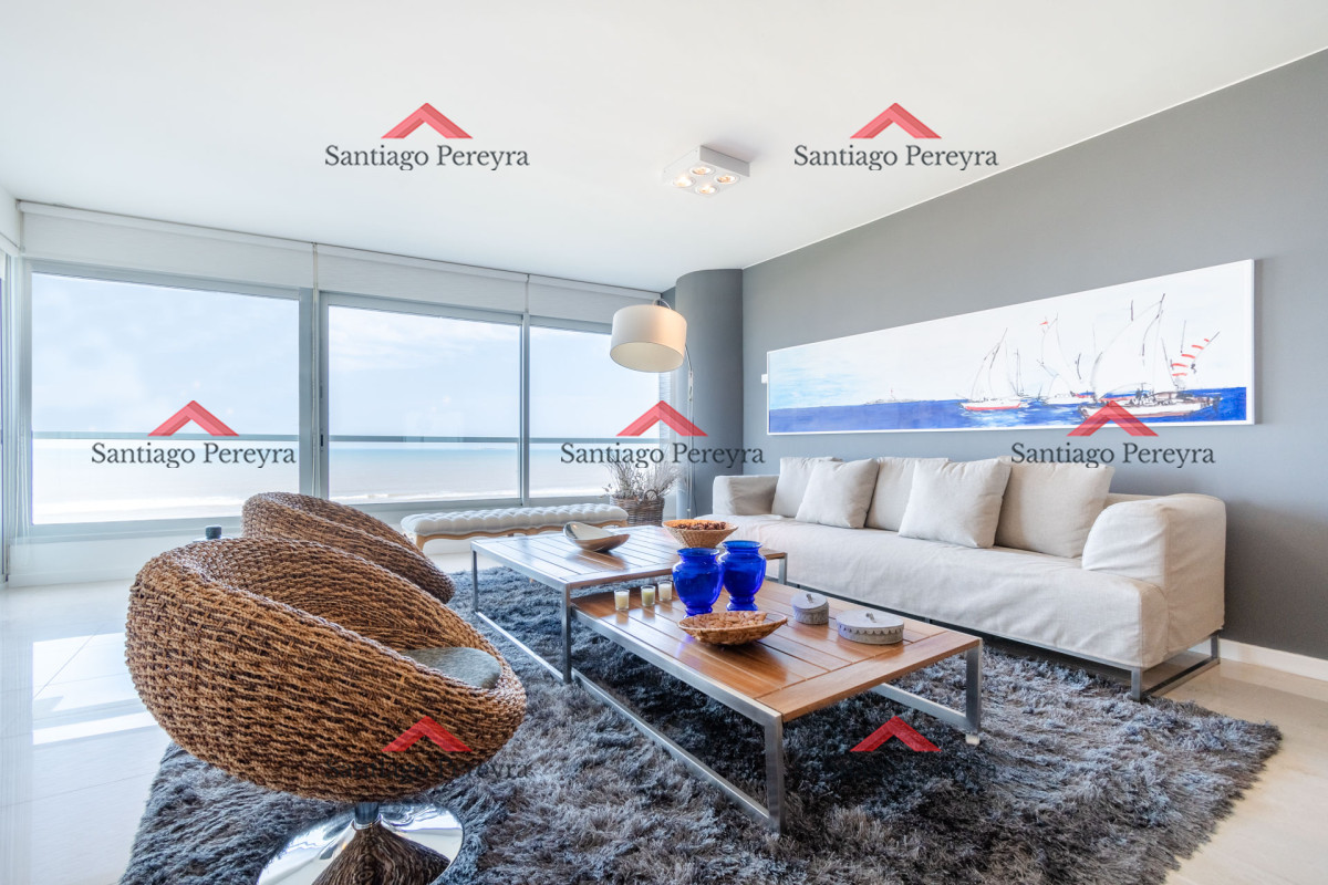 Apartamento ID.13095 - Moderno Apartamento sobre playa Brava en torre Le Parc, cuenta con dos dormitorios más dependencia de servicio. Punta del Este