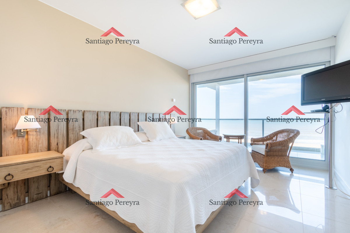 Apartamento ID.13095 - Moderno Apartamento sobre playa Brava en torre Le Parc, cuenta con dos dormitorios más dependencia de servicio. Punta del Este
