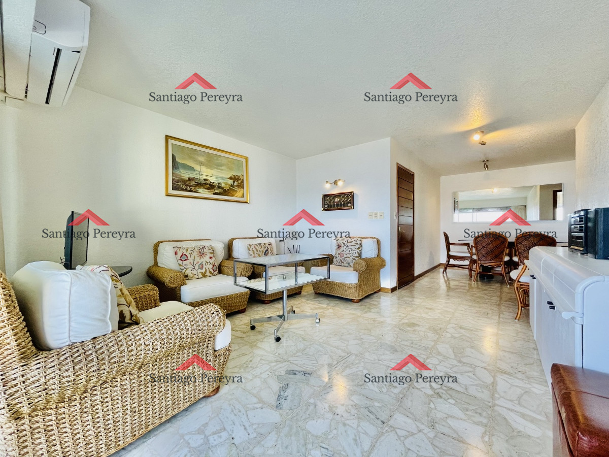 Apartamento ID.16374 - Apartamento de 3 Dormitorios en Playa Mansa con Vista al Mar en Venta!