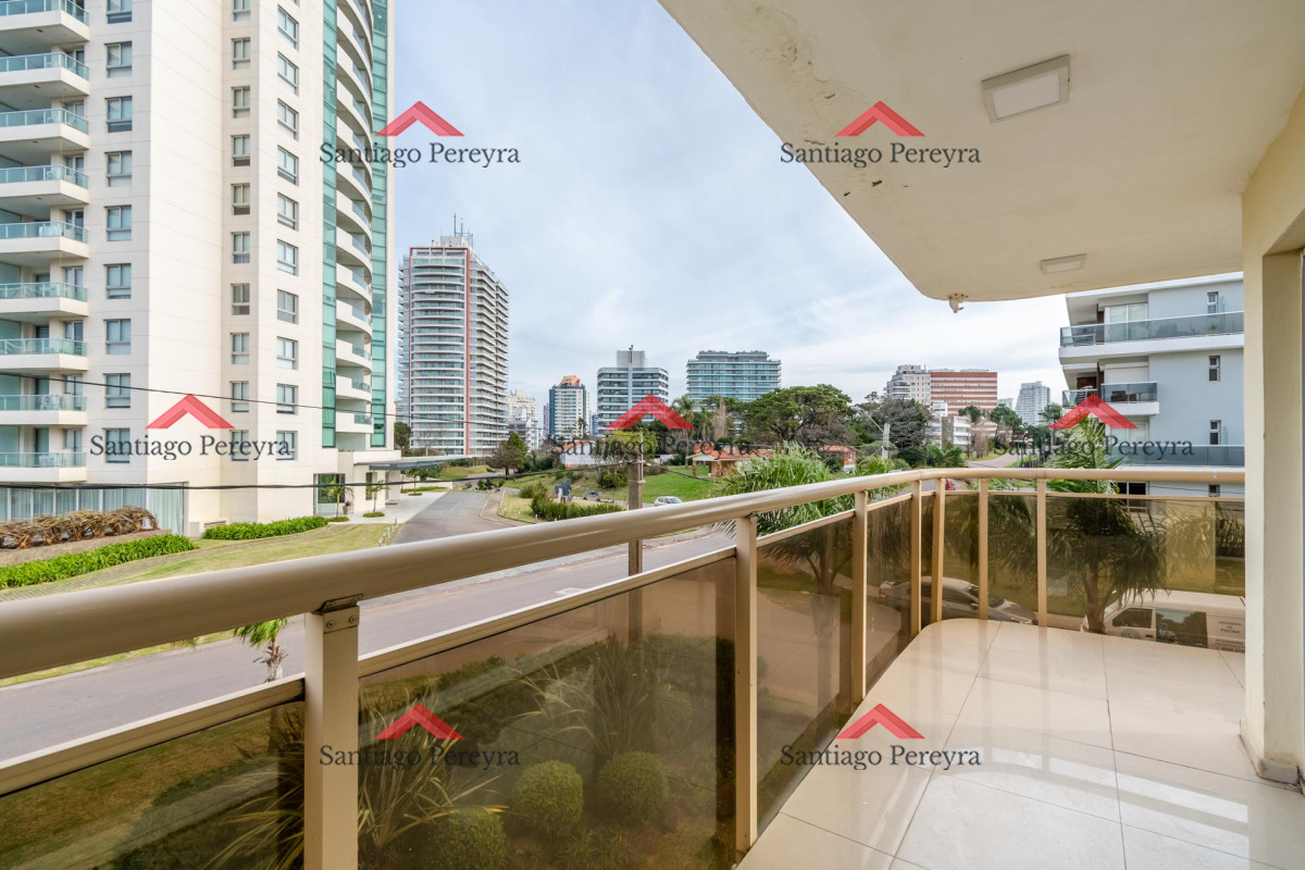 Apartamento ID.14005 - Moderno Apartamento de 3 Dormitorios a Pocas Cuadras del Mar En Venta, Playa Brava