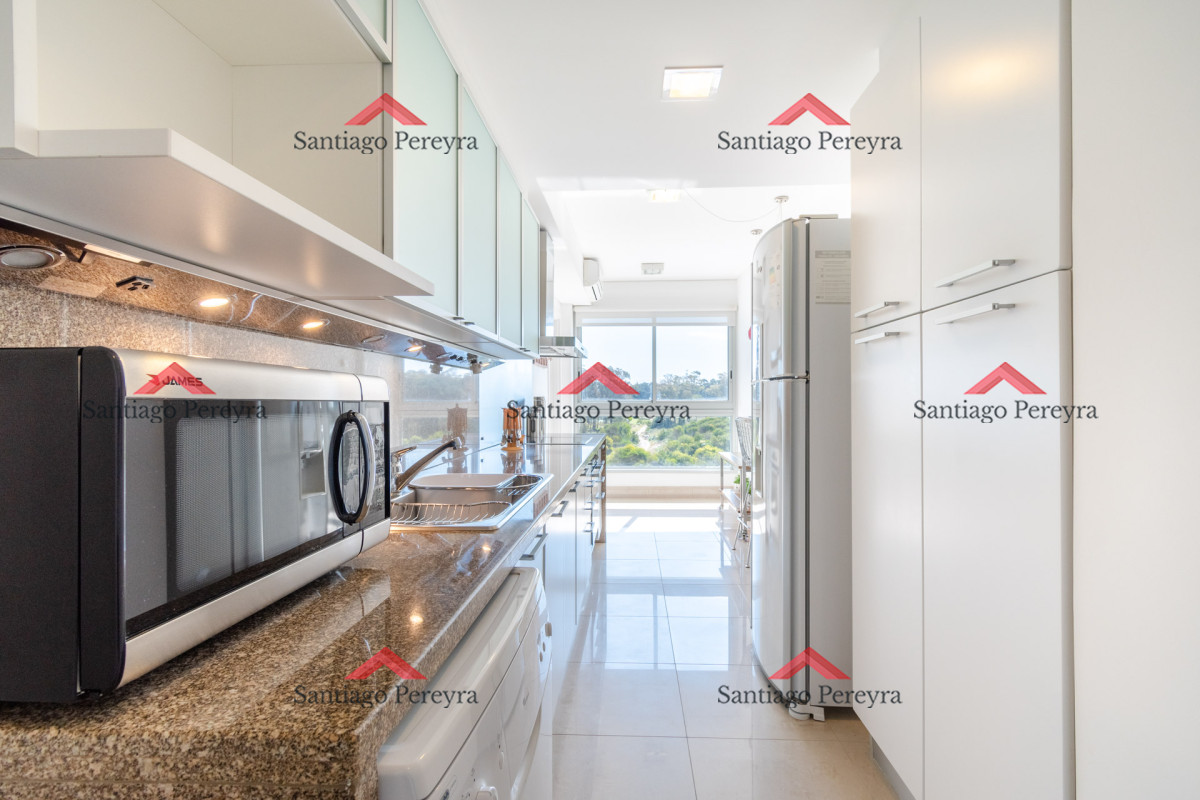 Apartamento ID.13095 - Moderno Apartamento sobre playa Brava en torre Le Parc, cuenta con dos dormitorios más dependencia de servicio. Punta del Este