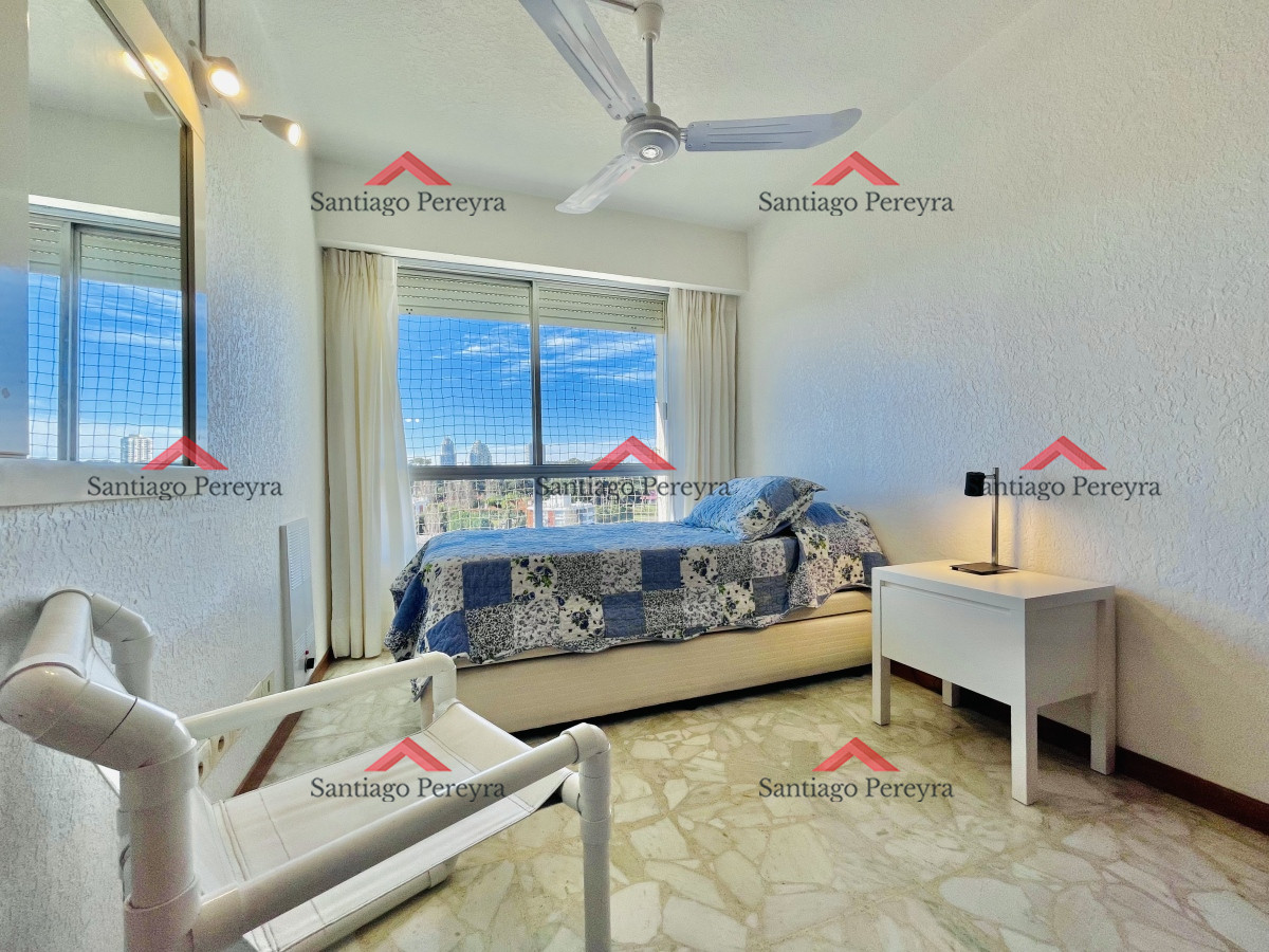 Apartamento ID.16374 - Apartamento de 3 Dormitorios en Playa Mansa con Vista al Mar en Venta!