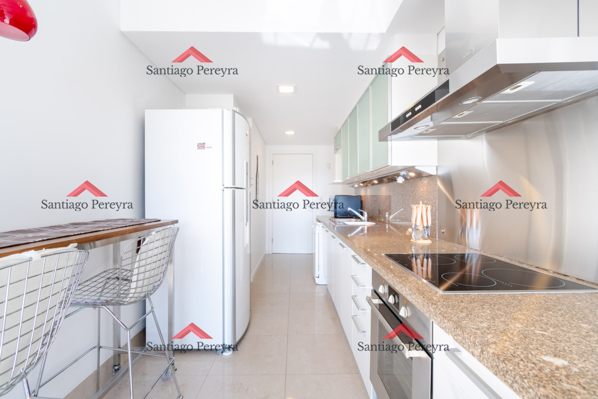 Apartamento ID.13095 - Moderno Apartamento sobre playa Brava en torre Le Parc, cuenta con dos dormitorios más dependencia de servicio. Punta del Este