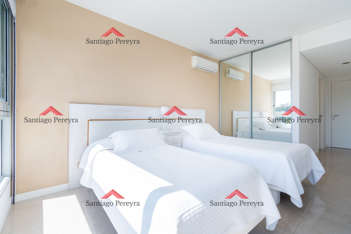 Apartamento ID.13095 - Moderno Apartamento sobre playa Brava en torre Le Parc, cuenta con dos dormitorios más dependencia de servicio. Punta del Este