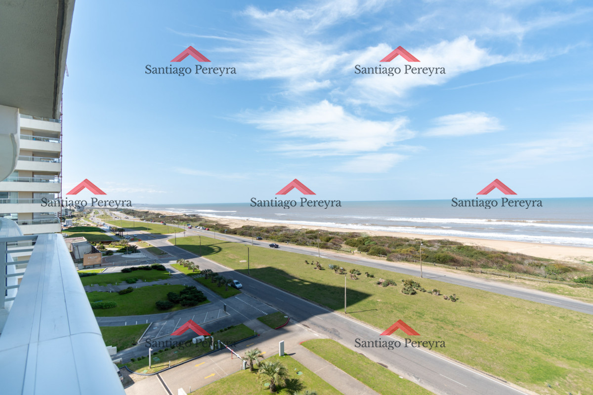 Apartamento ID.13095 - Moderno Apartamento sobre playa Brava en torre Le Parc, cuenta con dos dormitorios más dependencia de servicio. Punta del Este