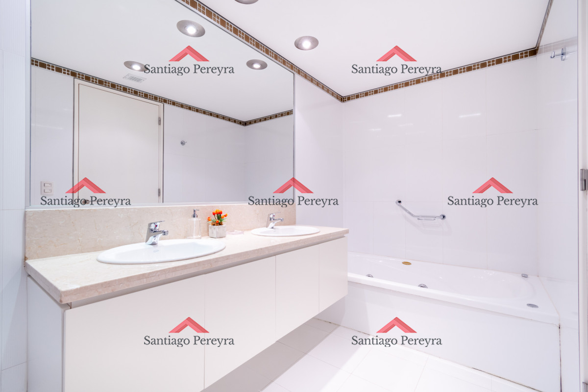 Apartamento ID.13095 - Moderno Apartamento sobre playa Brava en torre Le Parc, cuenta con dos dormitorios más dependencia de servicio. Punta del Este