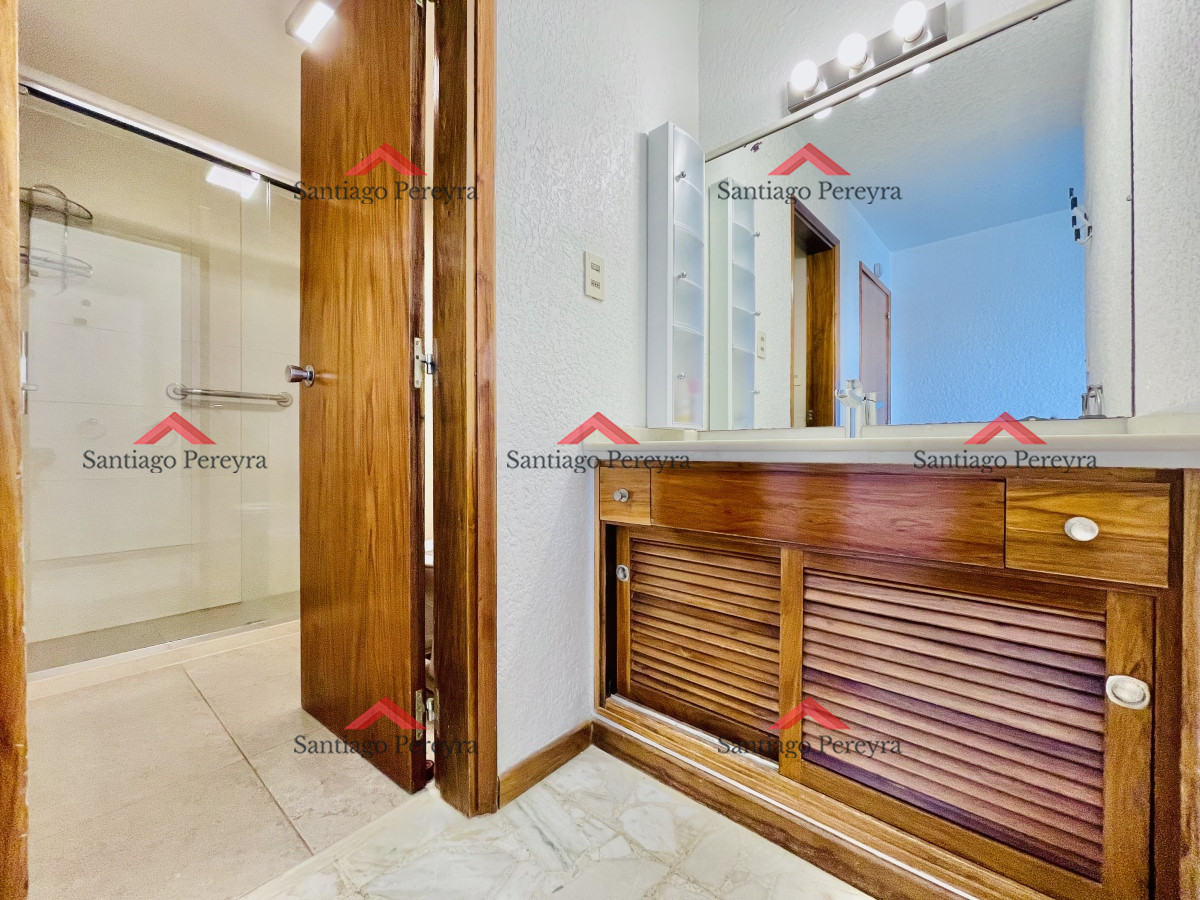 Apartamento ID.16374 - Apartamento de 3 Dormitorios en Playa Mansa con Vista al Mar en Venta!