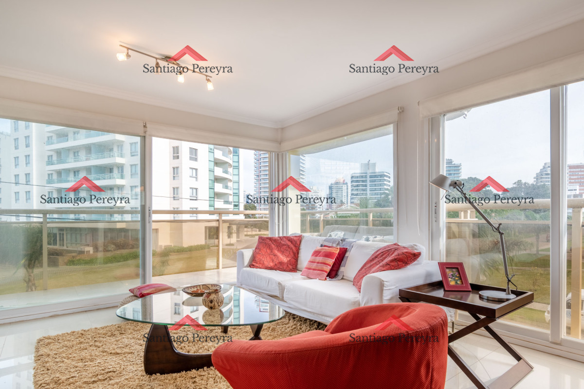 Apartamento ID.14005 - Moderno Apartamento de 3 Dormitorios a Pocas Cuadras del Mar En Venta, Playa Brava