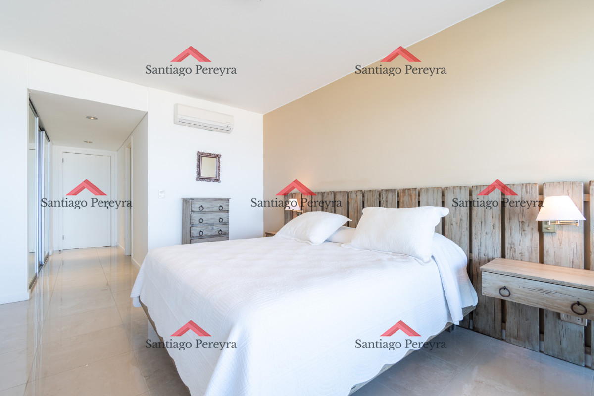 Apartamento ID.13095 - Moderno Apartamento sobre playa Brava en torre Le Parc, cuenta con dos dormitorios más dependencia de servicio. Punta del Este