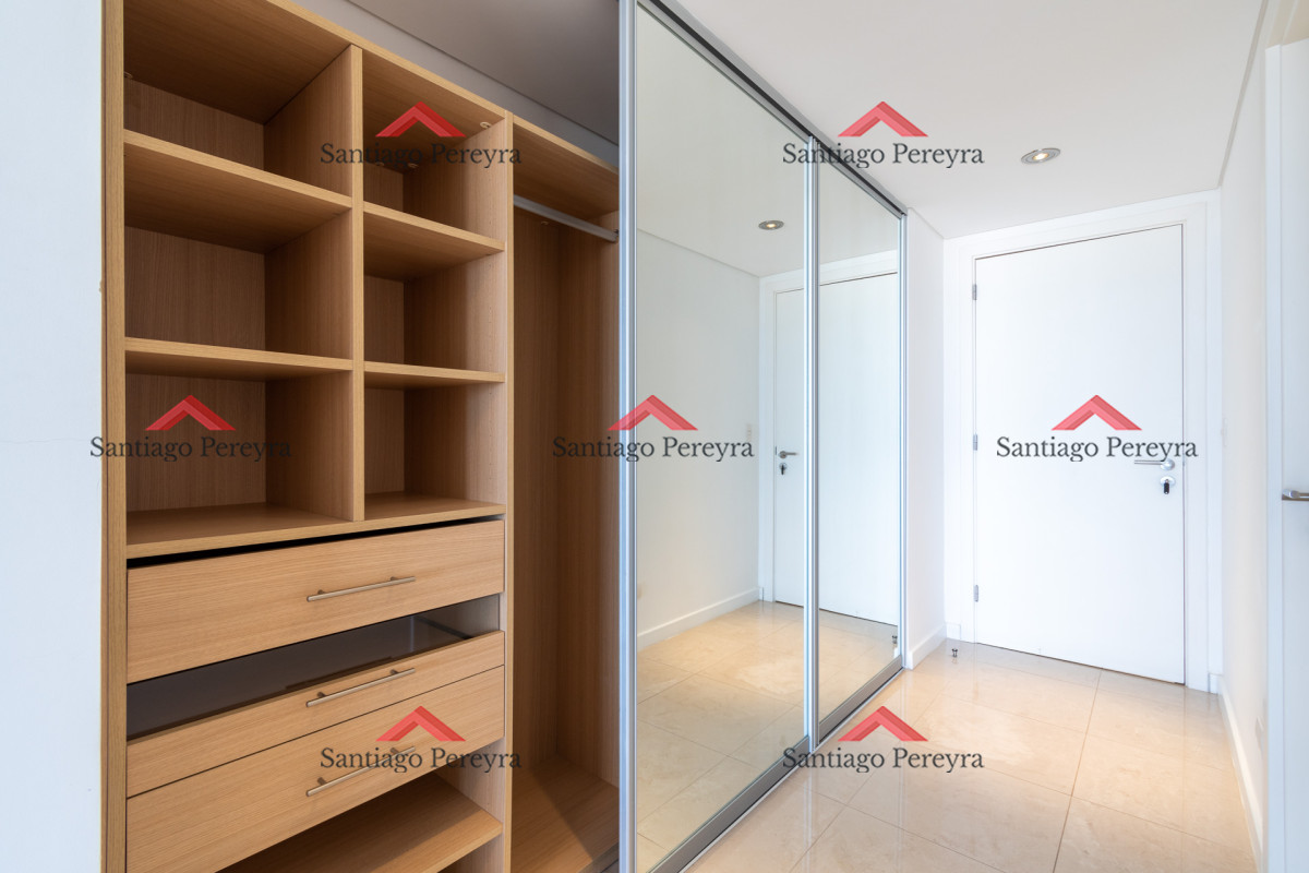 Apartamento ID.13095 - Moderno Apartamento sobre playa Brava en torre Le Parc, cuenta con dos dormitorios más dependencia de servicio. Punta del Este