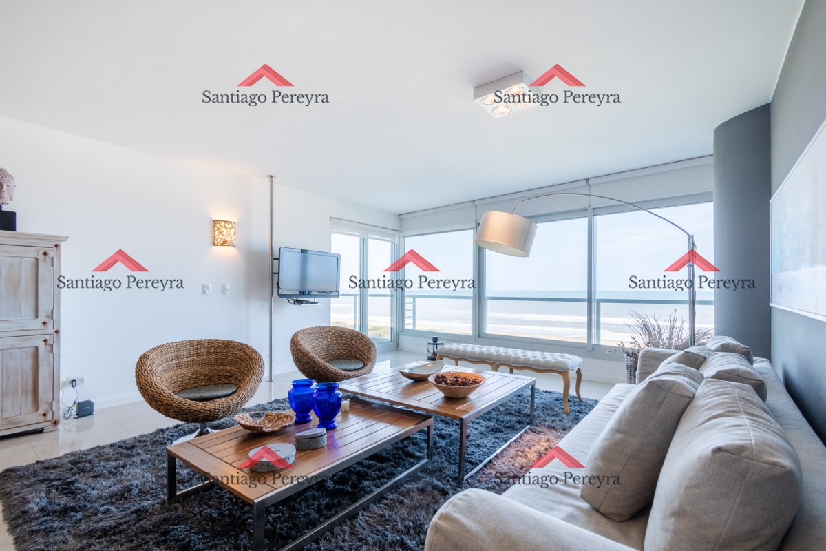 Apartamento ID.13095 - Moderno Apartamento sobre playa Brava en torre Le Parc, cuenta con dos dormitorios más dependencia de servicio. Punta del Este