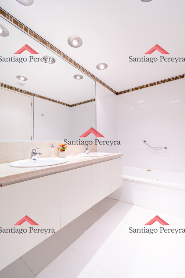 Apartamento ID.13095 - Moderno Apartamento sobre playa Brava en torre Le Parc, cuenta con dos dormitorios más dependencia de servicio. Punta del Este