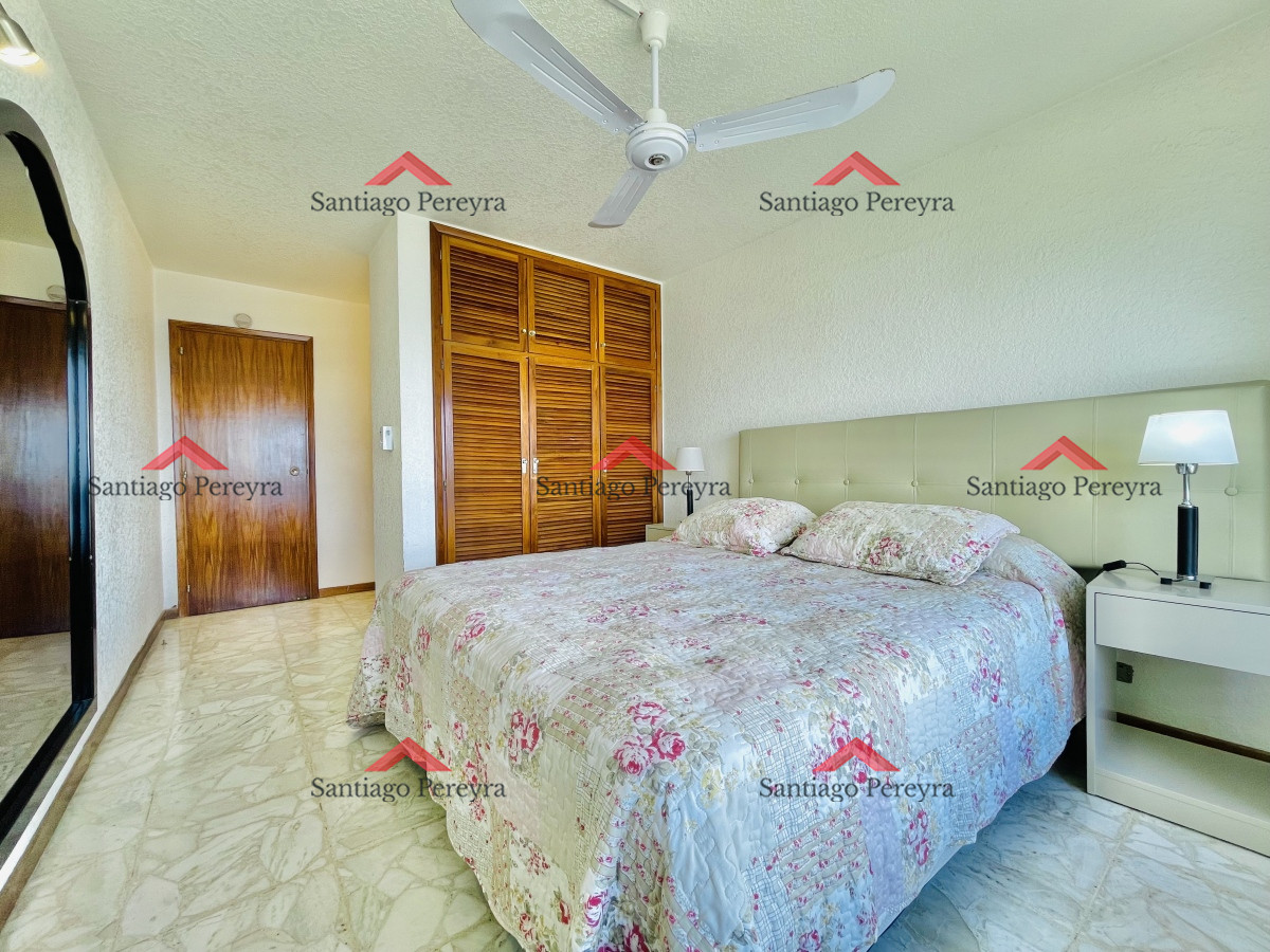 Apartamento ID.16374 - Apartamento de 3 Dormitorios en Playa Mansa con Vista al Mar en Venta!