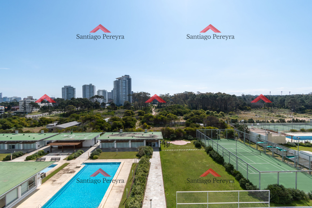 Apartamento ID.13095 - Moderno Apartamento sobre playa Brava en torre Le Parc, cuenta con dos dormitorios más dependencia de servicio. Punta del Este