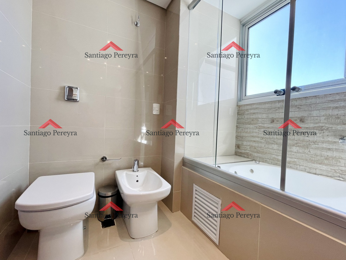 Apartamento ID.15867 - Apartamento de 2 Dormitorios y Dependencia, Parrillero en Playa Brava - Punta del Este