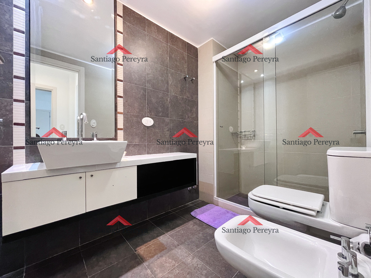 Apartamento ID.16375 - Apartamento de 2 Dormitorios, Vista al Mar y Parrillero en Playa Mansa, Venta